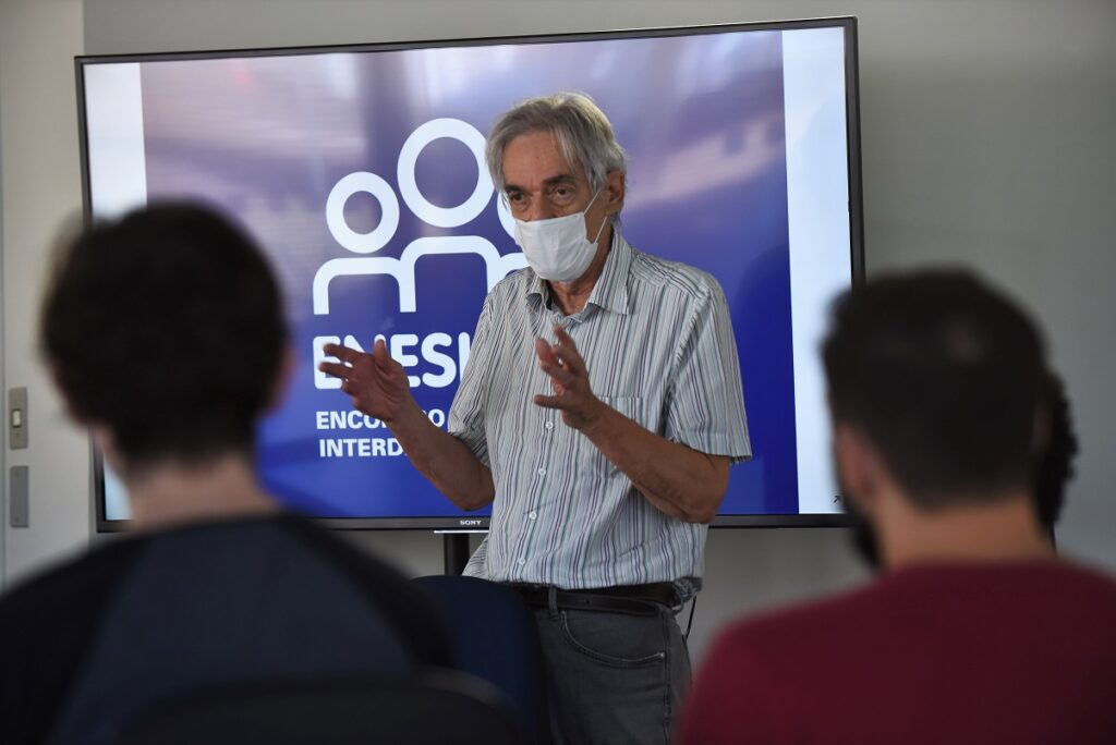 Professor José Mario Martinez na 8ª assembleia do ENESIN22 no IdEA. Foto: Antonio Scarpinetti/SEC