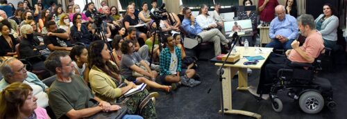 Público lota anfiteatro do IEL para palestra com escritor Marcelo Rubens Paiva