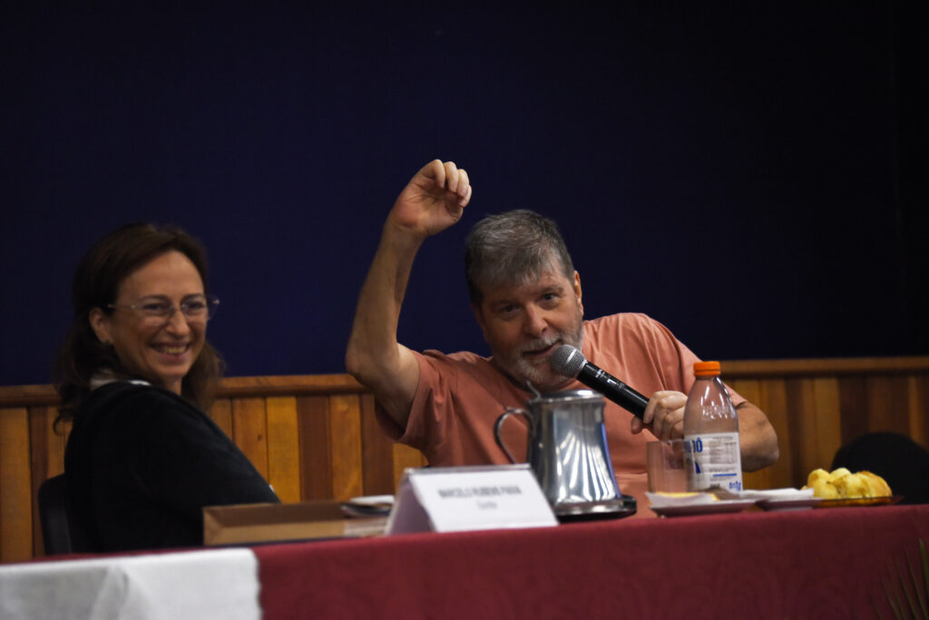Marcelo Rubens Paiva e Laís Bodanski durante palestra inaugural no Centro de Convenções da Unicamp, em 2023.