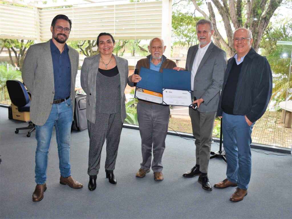 Professor David Konstan recebe homenagem do reitor da Unicamp, Antonio Meirelles, no IdEA